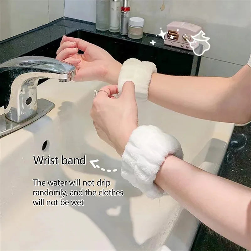 Wrist washing belt set from Sicily DIY, featuring adjustable straps and comfortable fabric for hands-free washing.