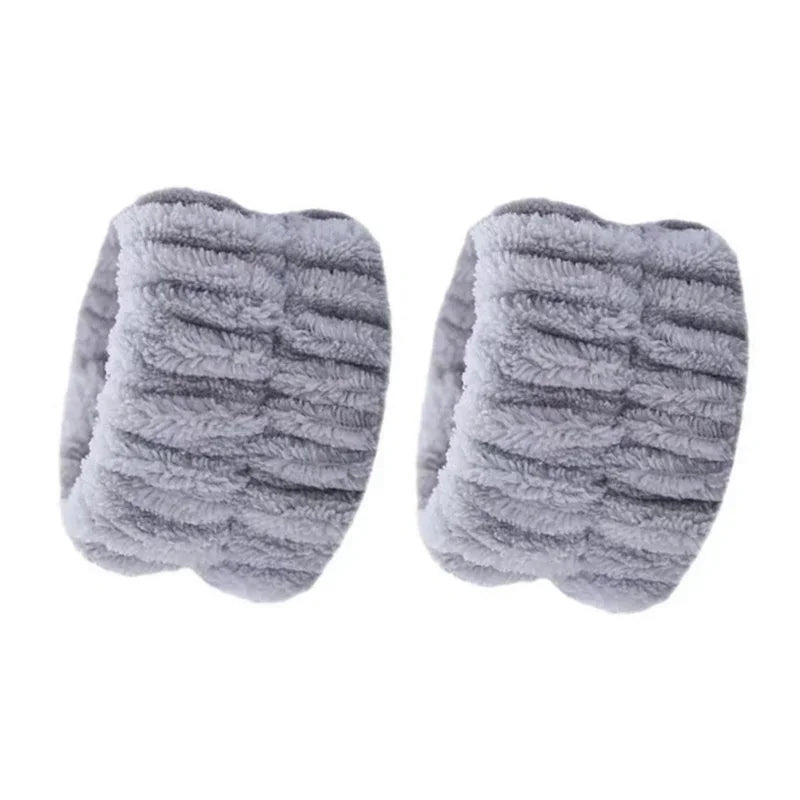 Wrist washing belt set featuring adjustable straps and durable fabric, ideal for hands-free washing tasks.