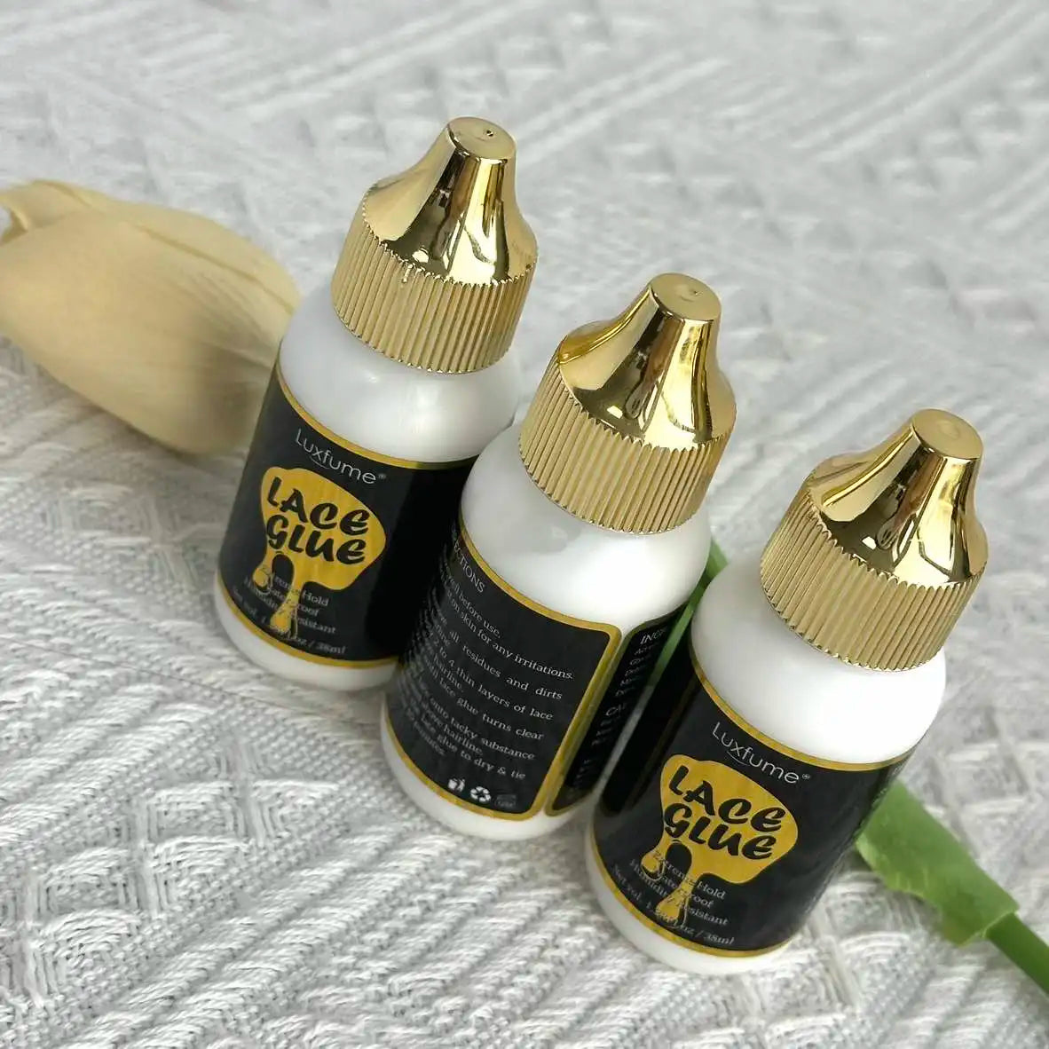 Colle pour perruque DoubleMfashion, adhésif imperméable et ultra tenue en flacon de 150ml, avec étiquette visible.